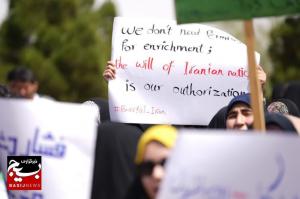 دانشجویان؛ برای غنی سازی هسته‌ای اجازه نمی‌گیریم!