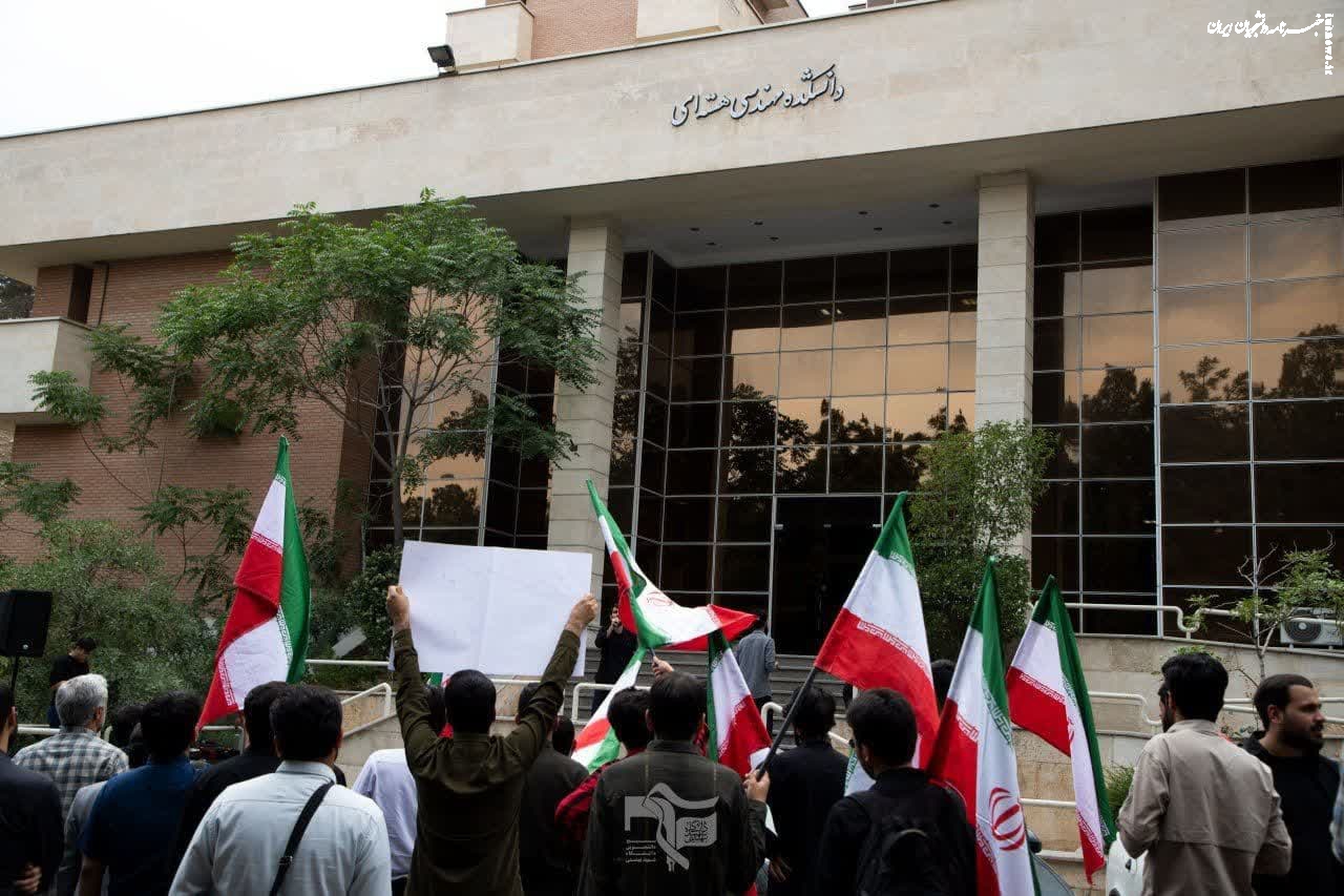 گزارش تصویری| تجمع دانشجویان اصفهانی مقابل دانشکده مهندسی هسته‌ای