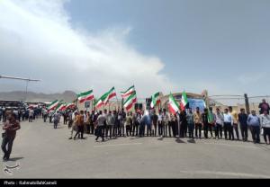 تجمع دانشجویان استان اصفهان در مقابل سایت هسته‌ای نطنز+تصویر