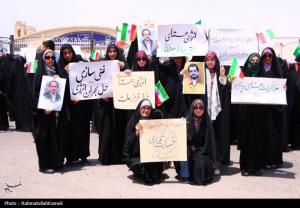 تجمع دانشجویان استان اصفهان در مقابل سایت هسته‌ای نطنز+تصویر