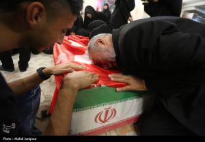 وداع خانواده شهید عمران رفیعی با پیکر شهید +عکس