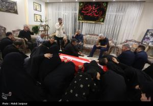 وداع خانواده شهید عمران رفیعی با پیکر شهید +عکس