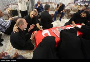 وداع خانواده شهید عمران رفیعی با پیکر شهید +عکس