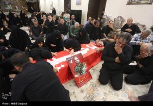 وداع خانواده شهید عمران رفیعی با پیکر شهید +عکس