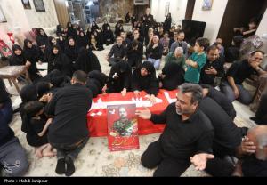 وداع خانواده شهید عمران رفیعی با پیکر شهید +عکس