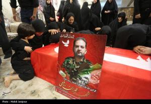 وداع خانواده شهید عمران رفیعی با پیکر شهید +عکس