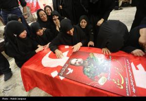 وداع خانواده شهید عمران رفیعی با پیکر شهید +عکس