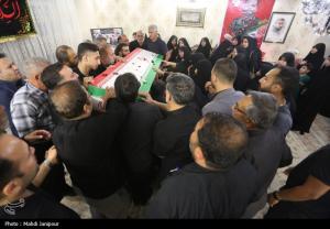 وداع خانواده شهید عمران رفیعی با پیکر شهید +عکس