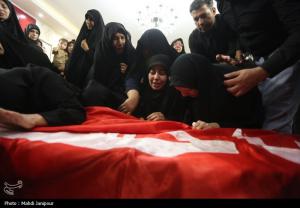 وداع خانواده شهید عمران رفیعی با پیکر شهید +عکس