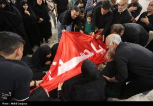 وداع خانواده شهید عمران رفیعی با پیکر شهید +عکس