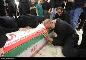 وداع خانواده شهید عمران رفیعی با پیکر شهید +عکس