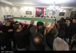 وداع خانواده شهید عمران رفیعی با پیکر شهید +عکس