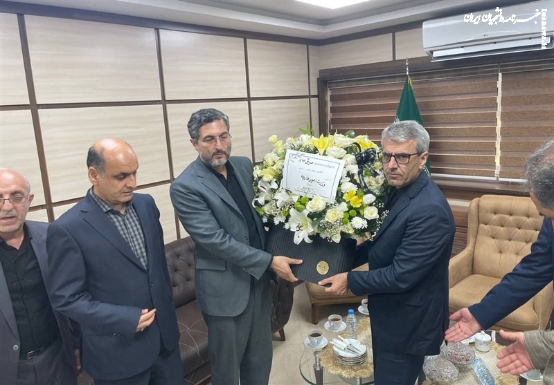 دیدار بقائی با تنها بازمانده از خانواده شهید حمله اسرائیل در آستانه اشرفیه