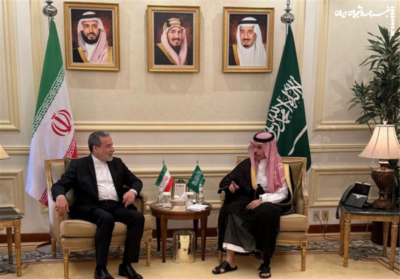 توقف کوتاه عراقچی در عربستان و دیدار با مقامات این کشور