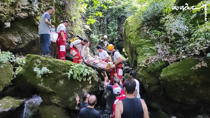 نجات مسافر مشهدی از سقوط در آبشار دوزین