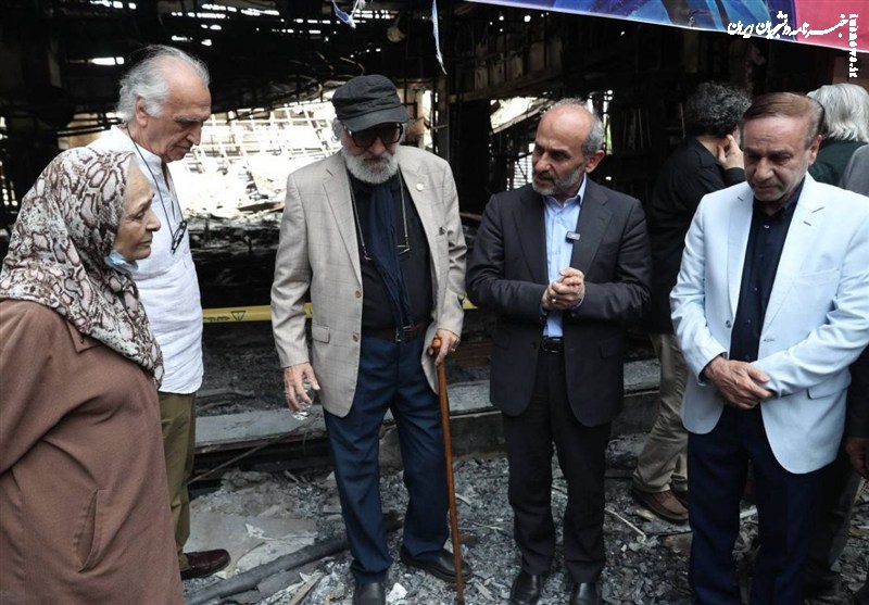 دیدار هنرمندان پیشکسوت با جبلی در ساختمان شیشه‌ای شیشه‌ای