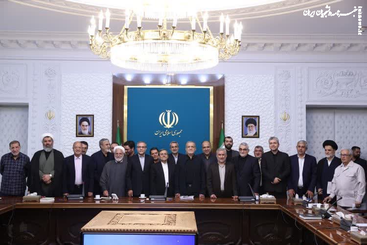 دیدار پزشکیان با اعضای کمیسیون امنیت ملی و سیاست خارجی +عکس