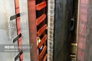 طبخ غذای آسیب‌دیدگان جنگ ۱۲روزه تحمیلی در آشپزخانه مرکزی شهرداری تهران