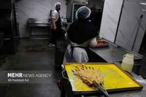 طبخ غذای آسیب‌دیدگان جنگ ۱۲روزه تحمیلی در آشپزخانه مرکزی شهرداری تهران