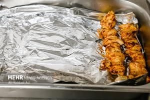طبخ غذای آسیب‌دیدگان جنگ ۱۲روزه تحمیلی در آشپزخانه مرکزی شهرداری تهران