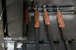 طبخ غذای آسیب‌دیدگان جنگ ۱۲روزه تحمیلی در آشپزخانه مرکزی شهرداری تهران