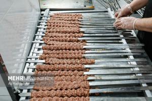 طبخ غذای آسیب‌دیدگان جنگ ۱۲روزه تحمیلی در آشپزخانه مرکزی شهرداری تهران