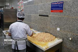 طبخ غذای آسیب‌دیدگان جنگ ۱۲روزه تحمیلی در آشپزخانه مرکزی شهرداری تهران