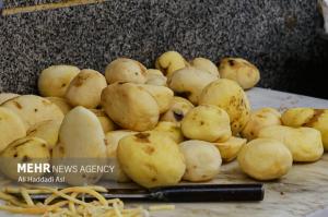 طبخ غذای آسیب‌دیدگان جنگ ۱۲روزه تحمیلی در آشپزخانه مرکزی شهرداری تهران