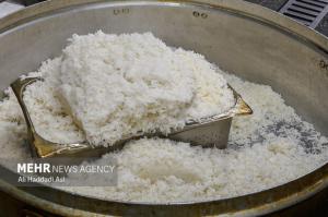 طبخ غذای آسیب‌دیدگان جنگ ۱۲روزه تحمیلی در آشپزخانه مرکزی شهرداری تهران