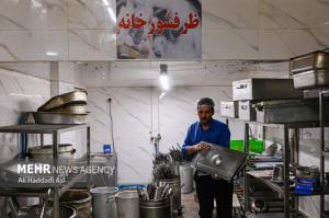 طبخ غذای آسیب‌دیدگان جنگ ۱۲روزه تحمیلی در آشپزخانه مرکزی شهرداری تهران
