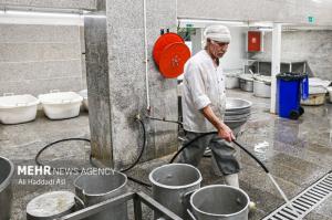 طبخ غذای آسیب‌دیدگان جنگ ۱۲روزه تحمیلی در آشپزخانه مرکزی شهرداری تهران