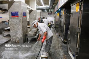 طبخ غذای آسیب‌دیدگان جنگ ۱۲روزه تحمیلی در آشپزخانه مرکزی شهرداری تهران