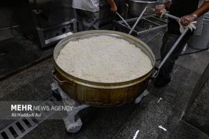 طبخ غذای آسیب‌دیدگان جنگ ۱۲روزه تحمیلی در آشپزخانه مرکزی شهرداری تهران