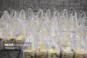 طبخ غذای آسیب‌دیدگان جنگ ۱۲روزه تحمیلی در آشپزخانه مرکزی شهرداری تهران