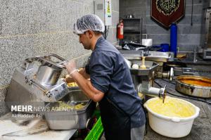 طبخ غذای آسیب‌دیدگان جنگ ۱۲روزه تحمیلی در آشپزخانه مرکزی شهرداری تهران