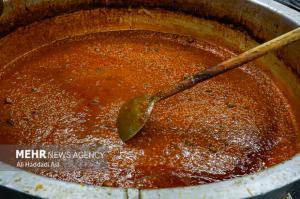 طبخ غذای آسیب‌دیدگان جنگ ۱۲روزه تحمیلی در آشپزخانه مرکزی شهرداری تهران