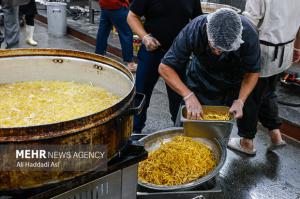 طبخ غذای آسیب‌دیدگان جنگ ۱۲روزه تحمیلی در آشپزخانه مرکزی شهرداری تهران