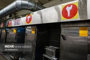 طبخ غذای آسیب‌دیدگان جنگ ۱۲روزه تحمیلی در آشپزخانه مرکزی شهرداری تهران