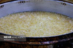 طبخ غذای آسیب‌دیدگان جنگ ۱۲روزه تحمیلی در آشپزخانه مرکزی شهرداری تهران