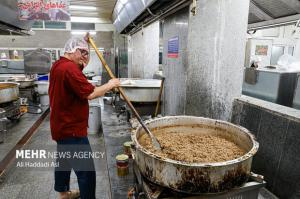 طبخ غذای آسیب‌دیدگان جنگ ۱۲روزه تحمیلی در آشپزخانه مرکزی شهرداری تهران