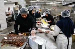 طبخ غذای آسیب‌دیدگان جنگ ۱۲روزه تحمیلی در آشپزخانه مرکزی شهرداری تهران