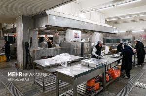 طبخ غذای آسیب‌دیدگان جنگ ۱۲روزه تحمیلی در آشپزخانه مرکزی شهرداری تهران