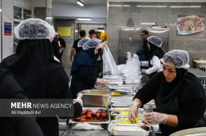 طبخ غذای آسیب‌دیدگان جنگ ۱۲روزه تحمیلی در آشپزخانه مرکزی شهرداری تهران