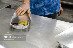 طبخ غذای آسیب‌دیدگان جنگ ۱۲روزه تحمیلی در آشپزخانه مرکزی شهرداری تهران