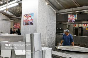 طبخ غذای آسیب‌دیدگان جنگ ۱۲روزه تحمیلی در آشپزخانه مرکزی شهرداری تهران
