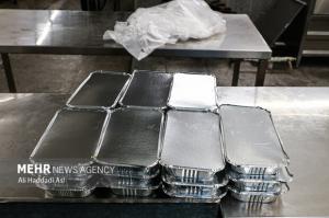 طبخ غذای آسیب‌دیدگان جنگ ۱۲روزه تحمیلی در آشپزخانه مرکزی شهرداری تهران