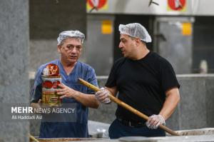 طبخ غذای آسیب‌دیدگان جنگ ۱۲روزه تحمیلی در آشپزخانه مرکزی شهرداری تهران