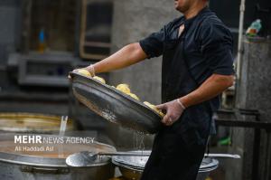 طبخ غذای آسیب‌دیدگان جنگ ۱۲روزه تحمیلی در آشپزخانه مرکزی شهرداری تهران