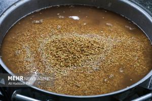 طبخ غذای آسیب‌دیدگان جنگ ۱۲روزه تحمیلی در آشپزخانه مرکزی شهرداری تهران