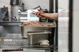 طبخ غذای آسیب‌دیدگان جنگ ۱۲روزه تحمیلی در آشپزخانه مرکزی شهرداری تهران